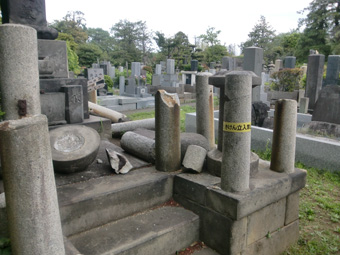 東京都内霊園の被災状況一例