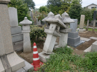 東京都内霊園の被災状況一例